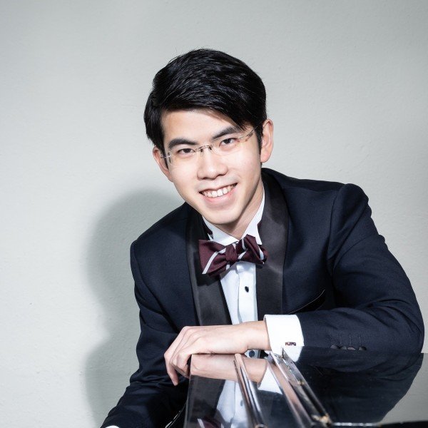 Astonishing Pianist Aristo Sham