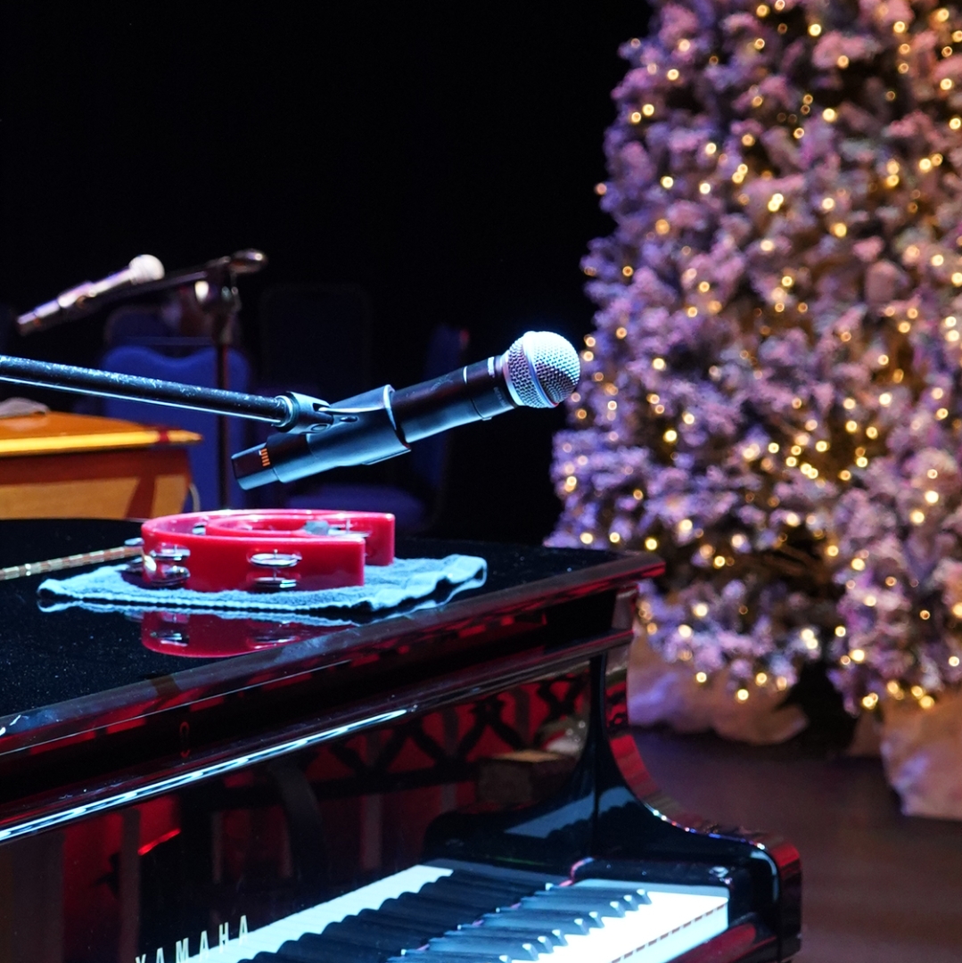 Dueling Yule-ing Pianos