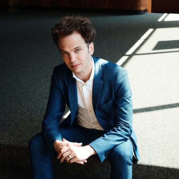 SENSATIONAL PIANIST JULIEN LIBEER